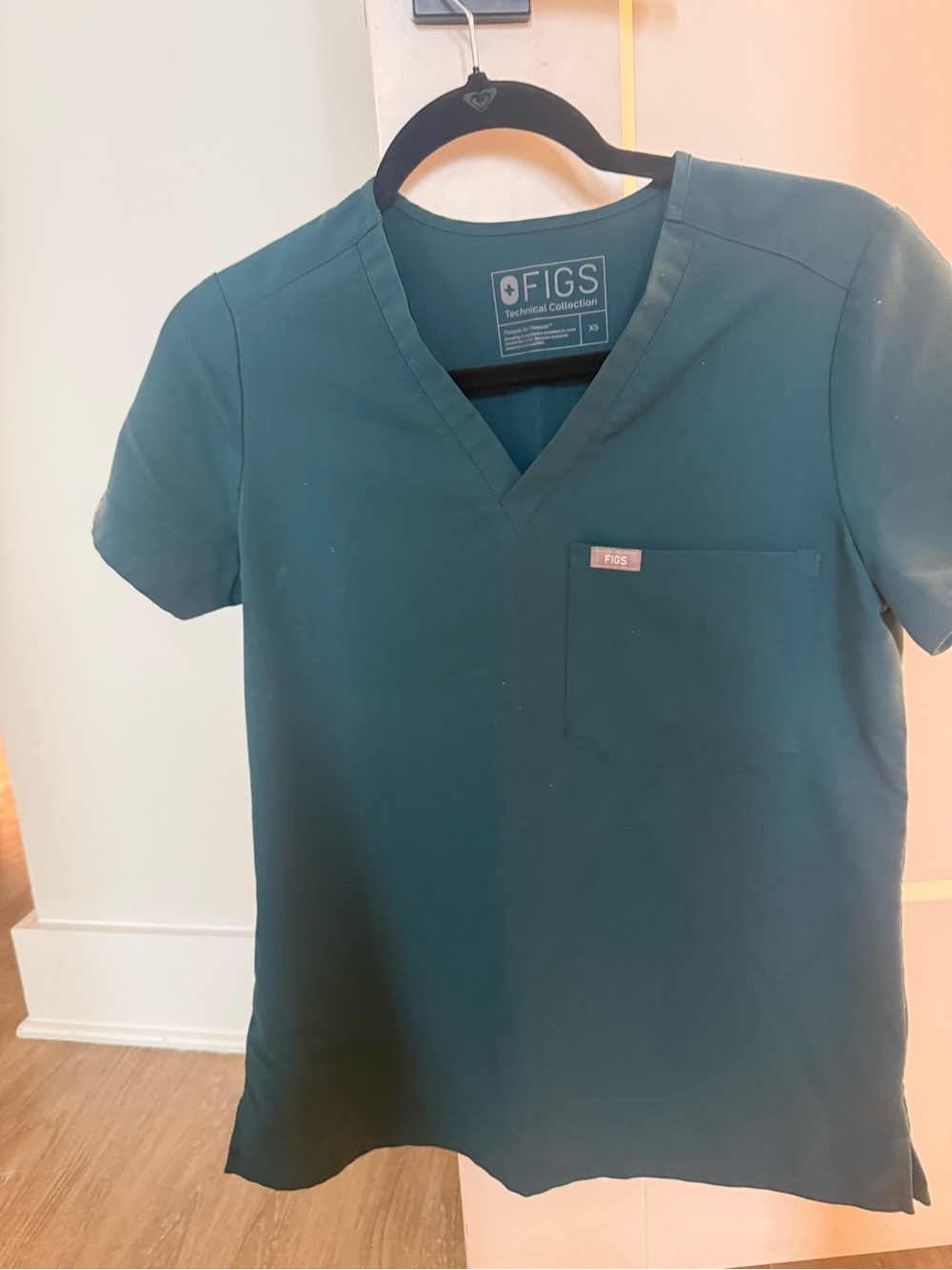 Figs women’s Catarina V-Neck Scrub Top